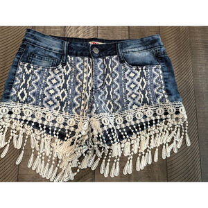 l.e.i. Ashley Low Rise Aztec Print Denim Shorts with Crochet Fringe Size 3/26